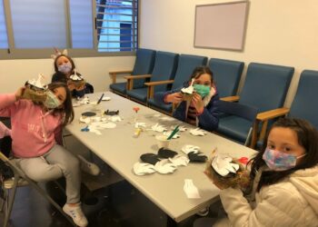 Las familias se unen para elaborar las cigüeñas de San Blas