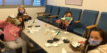 Las familias se unen para elaborar las cigüeñas de San Blas