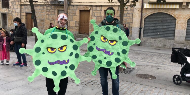 Divertido pasacalles en el que no ha faltado ni el coronavirus