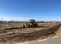 La máquina comienza a allanar el terreno para ampliar el campo de fútbol de ‘El Salinar’ con las gradas, vestuario y una gran zona de aparcamiento