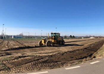 La máquina comienza a allanar el terreno para ampliar el campo de fútbol de ‘El Salinar’ con las gradas, vestuario y una gran zona de aparcamiento
