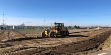 La máquina comienza a allanar el terreno para ampliar el campo de fútbol de ‘El Salinar’ con las gradas, vestuario y una gran zona de aparcamiento