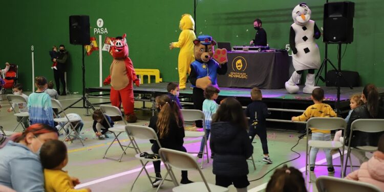 ‘CarnaVill’ vuelve después de dos años repleto de talleres infantiles, música, concurso de disfraces y chocolatada para celebrar el Carnaval