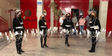 Del original unicornio de globos a las elegantes lámparas pasando por superhéroes, cheerleader y arlequines venecianos llenan el Carnaval de Villares