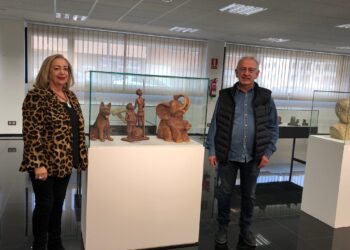Una afición convertida en arte en la que Manuel Calvo muestra una retrospectiva de su vida tallada en piedra de Villamayor y cerámica