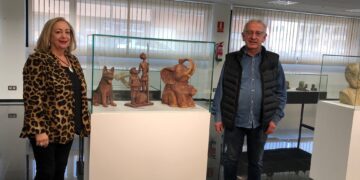 Una afición convertida en arte en la que Manuel Calvo muestra una retrospectiva de su vida tallada en piedra de Villamayor y cerámica