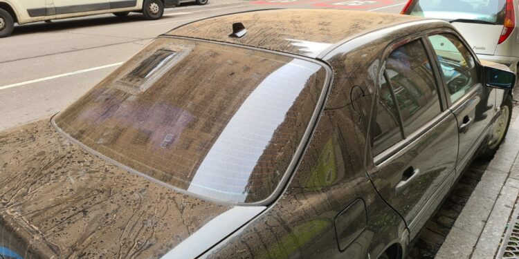 Salamanca amanece cubierta de polvo por las partículas en suspensión que llegan de África