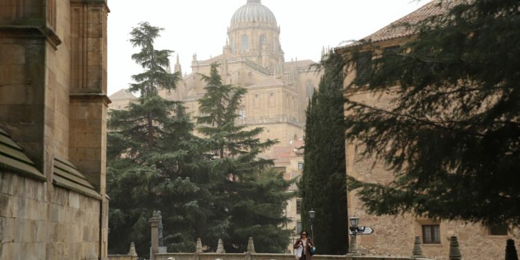 Salamanca amanece cubierta de polvo por las partículas en suspensión que llegan de África