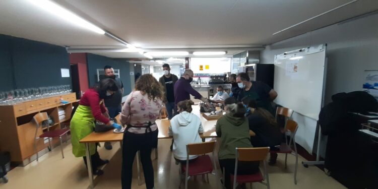 La Escuela Municipal de Hostelería imparte un curso de corte para acercar la cultura del jamón