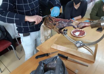 La Escuela Municipal de Hostelería imparte un curso de corte para acercar la cultura del jamón