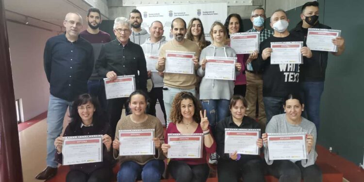 La Escuela Municipal de Hostelería enseña a 15 alumnos los secretos y la técnica del corte de jamón