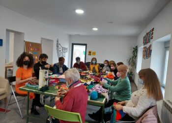 ‘Del ganchillo al cielo’ reúne a jóvenes y mayores en el Área Joven del municipio