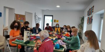 ‘Del ganchillo al cielo’ reúne a jóvenes y mayores en el Área Joven del municipio