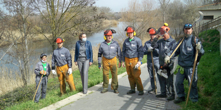 Desbroce y limpieza de la ribera del río a su paso por Santa Marta