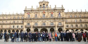 Concentración silenciosa en los ayuntamientos para mostrar el apoyo y la solidaridad al pueblo ucraniano