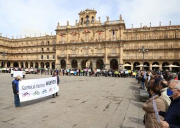 El 13º ‘abrazo’ solidario de Manos Unidas contra el hambre une a los salmantinos en la Plaza Mayor