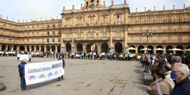 El 13º ‘abrazo’ solidario de Manos Unidas contra el hambre une a los salmantinos en la Plaza Mayor