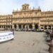 El 13º ‘abrazo’ solidario de Manos Unidas contra el hambre une a los salmantinos en la Plaza Mayor