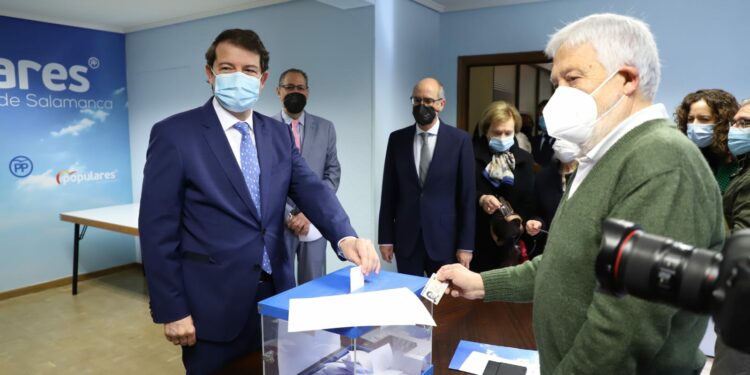El PP de Salamanca celebra la jornada electoral para mostrar su apoyo a Nuñez Feijóo