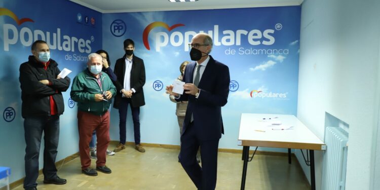 El PP de Salamanca celebra la jornada electoral para mostrar su apoyo a Nuñez Feijóo