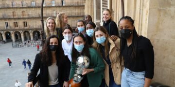 Salamanca homenajea a Perfumerías Avenida y celebra la décima Copa de la Reina lograda en Valencia