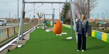 Renovación del césped artificial en el parque infantil del Paseo Alcalde ‘José Sánchez’