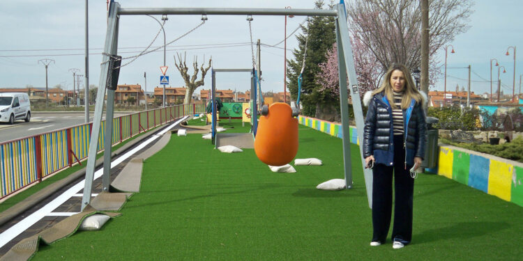 Renovación del césped artificial en el parque infantil del Paseo Alcalde ‘José Sánchez’