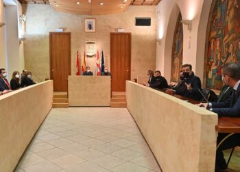 El Ayuntamiento y las entidades bancarias diseñan un programa formativo dirigido a las personas mayores