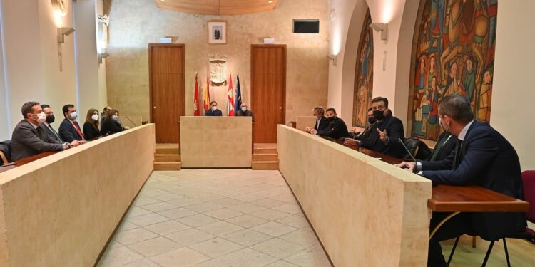 El Ayuntamiento y las entidades bancarias diseñan un programa formativo dirigido a las personas mayores