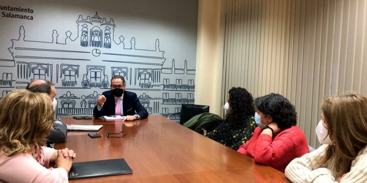 La creación de la línea 15 de transporte urbano comunicará los barrios Capuchinos, Blanco y Pizarrales con el hospital y con el campus