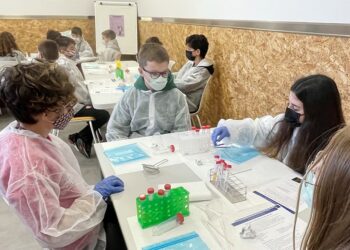 Pequeños científicos aprenden a purificar el ADN