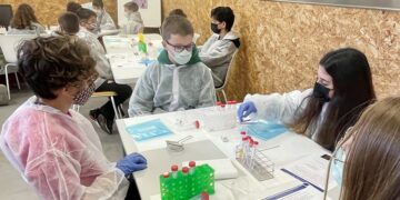 Pequeños científicos aprenden a purificar el ADN