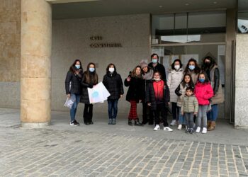 Los vecinos salen a la calle para jugar al escape room que inicia las actividades de la Semana de la Mujer