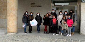 Los vecinos salen a la calle para jugar al escape room que inicia las actividades de la Semana de la Mujer