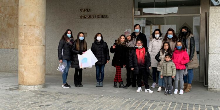 Los vecinos salen a la calle para jugar al escape room que inicia las actividades de la Semana de la Mujer