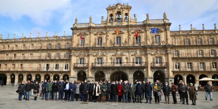Salamanca recuerda a las víctimas del 11M con la celebración de un minuto de silencio