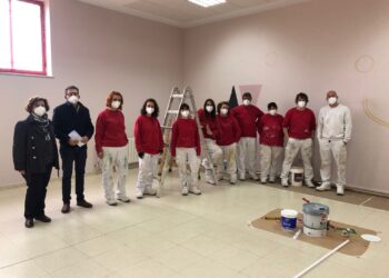 Los alumnos de la AFE renuevan la pintura de las instalaciones municipales para darles una nueva imagen con más color