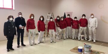 Los alumnos de la AFE renuevan la pintura de las instalaciones municipales para darles una nueva imagen con más color