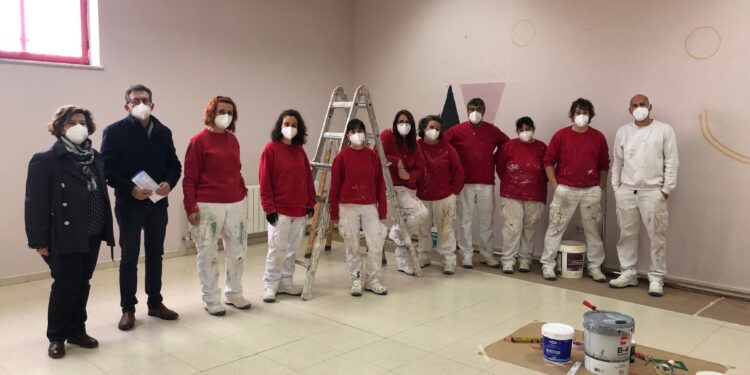 Los alumnos de la AFE renuevan la pintura de las instalaciones municipales para darles una nueva imagen con más color