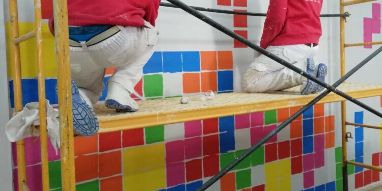Los alumnos de la AFE renuevan la pintura de las instalaciones municipales para darles una nueva imagen con más color