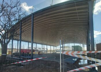 Instalada la gran cubierta que convertirá la pista exterior en un segundo pabellón polideportivo de 1.278 metros