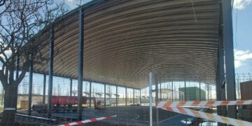 Instalada la gran cubierta que convertirá la pista exterior en un segundo pabellón polideportivo de 1.278 metros