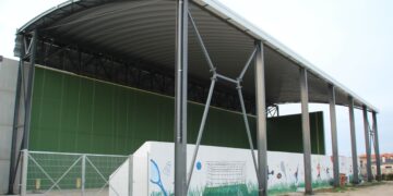 Los vecinos ya pueden utilizar el frontón tras completar las obras de la cubierta