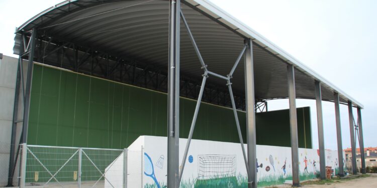 Los vecinos ya pueden utilizar el frontón tras completar las obras de la cubierta