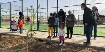 Los 44 pequeños nacidos en 2019 y 2020 apadrinan sus árboles en ‘El Bosque de los Niños’