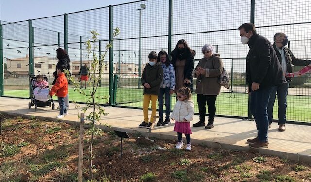 Los 44 pequeños nacidos en 2019 y 2020 apadrinan sus árboles en ‘El Bosque de los Niños’