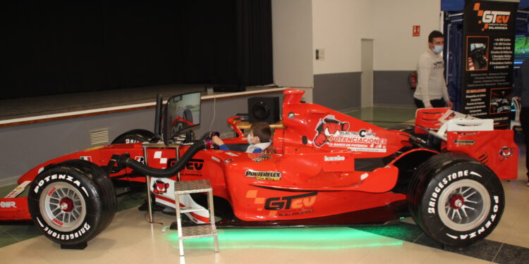 Los vecinos se convierten en pilotos profesionales con los simuladores de F1, rally y realidad virtual