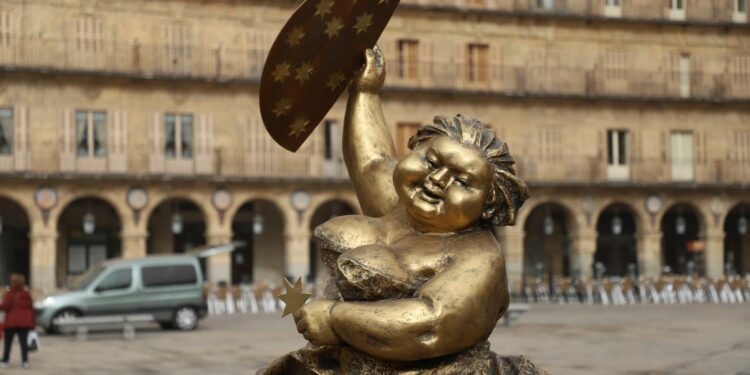 La ‘gordita’ de la Plaza Mayor luce de nuevo su abanico y la estrella