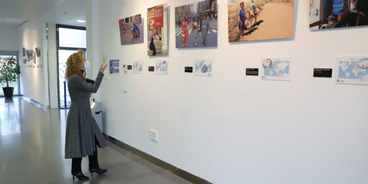 La salmantina Mónica Hernández presenta la expo ‘MissUniversos’ para rendir homenaje a la mujer