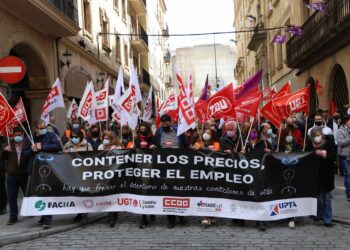 Los sindicatos se manifiestan para pedir al Gobierno la bajada de los precios